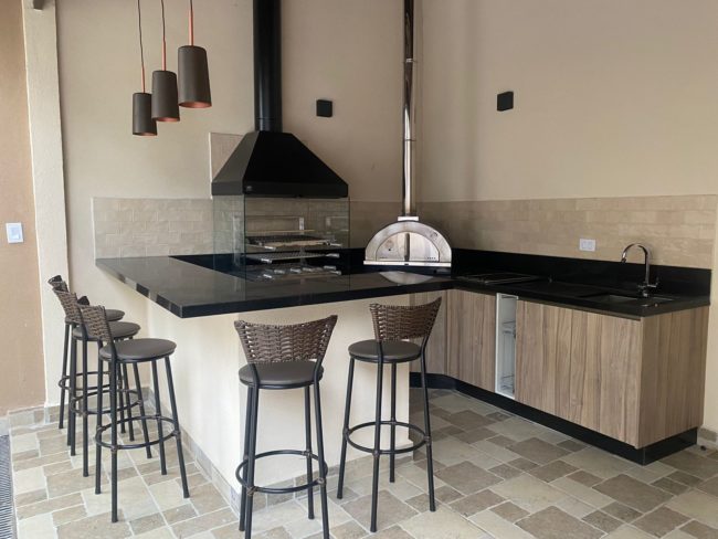 Área de lazer com churrasqueira gourmet e forno de pizza
