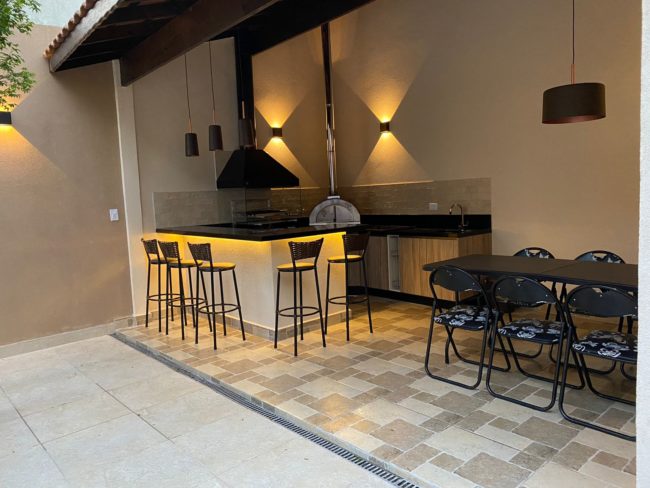 Área de lazer com churrasqueira gourmet e forno de pizza