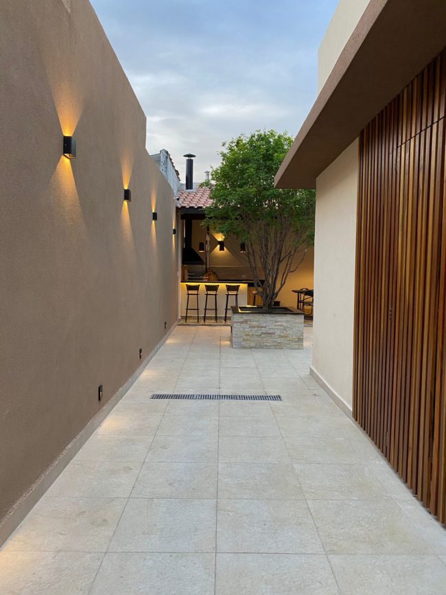 Área de lazer com churrasqueira gourmet e forno de pizza