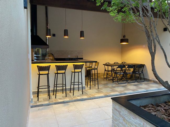 Área de lazer com churrasqueira gourmet e forno de pizza