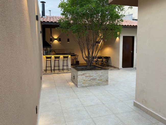 Área de lazer com churrasqueira gourmet e forno de pizza