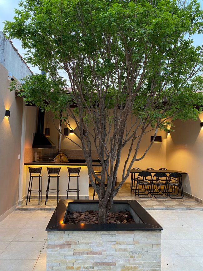 Área de lazer com churrasqueira gourmet e forno de pizza